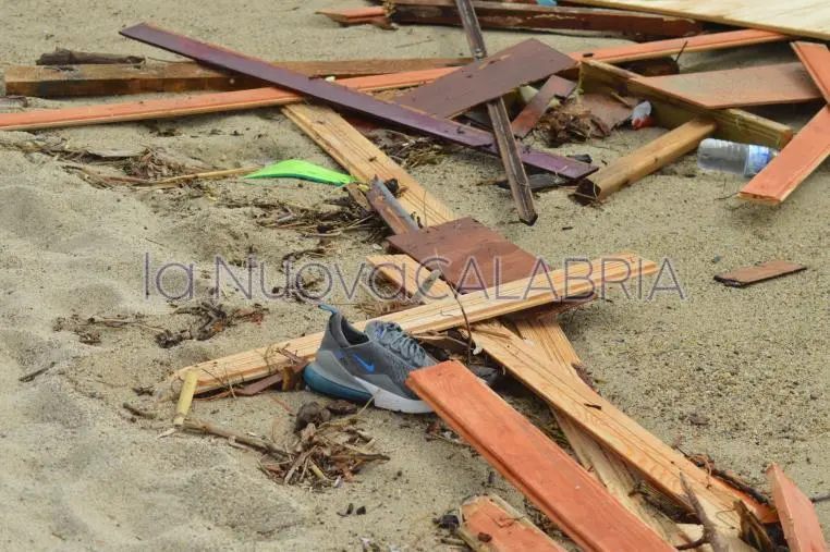 images Strage migranti, recuperato il 'candeliere' in metallo del caicco blu