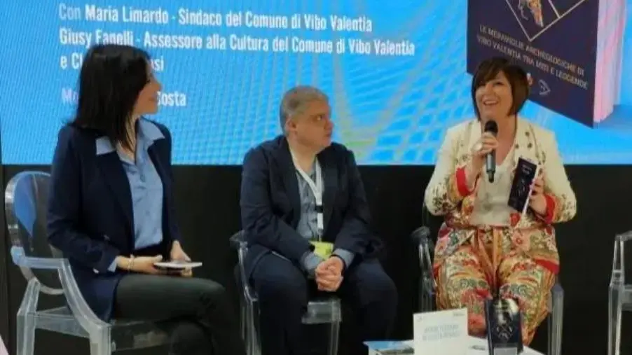 Il Comune di Vibo al Salone del libro di Torino: presentato “Esperienze Vibonesi” images Il Comune di Vibo al Salone del libro di Torino: presentato “Esperienze Vibonesi”