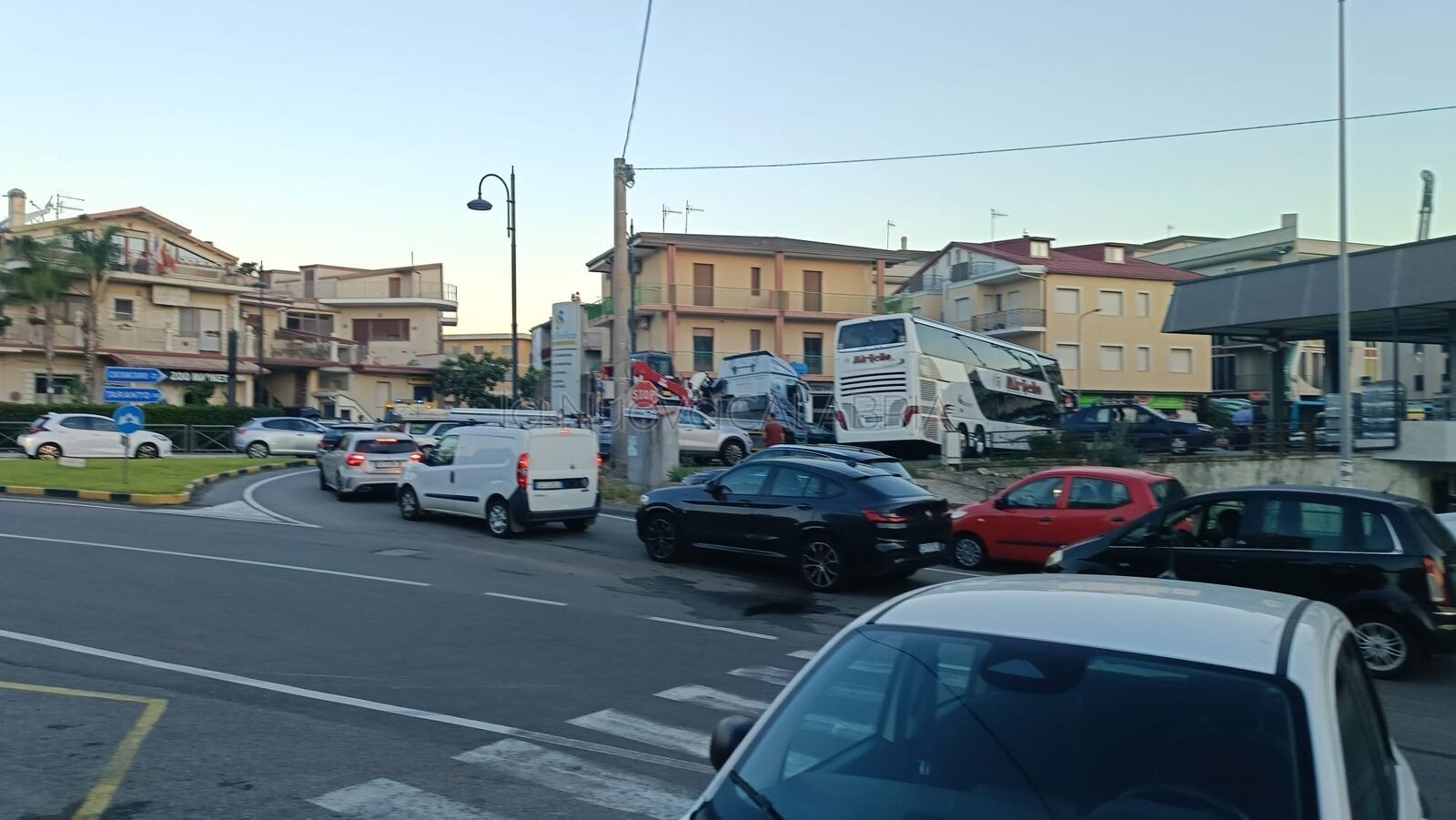 Davoli, protesta contro il caro carburante: agricoltori e cittadini bloccano la Statale 106 images Davoli, protesta contro il caro carburante: agricoltori e cittadini bloccano la Statale 106