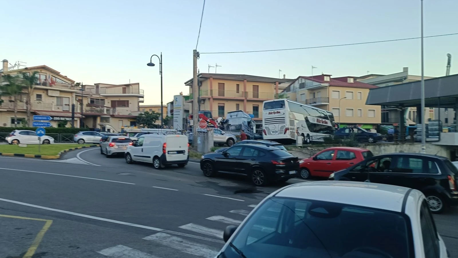 Davoli, protesta contro il caro carburante: agricoltori e cittadini bloccano la Statale 106
