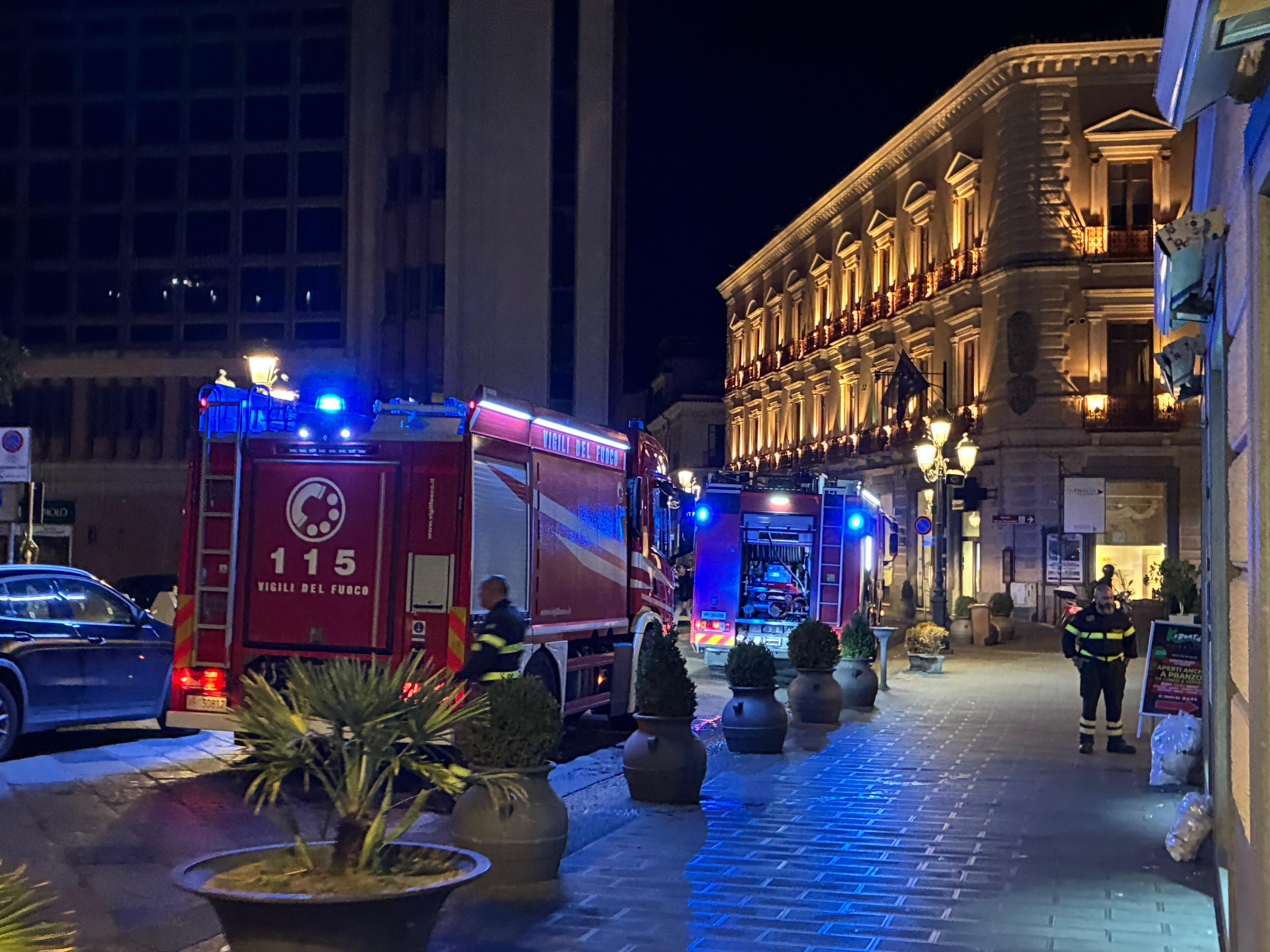 images In fiamme il "Kebab" nel centro di Catanzaro: chiuso un tratto di Corso Mazzini 