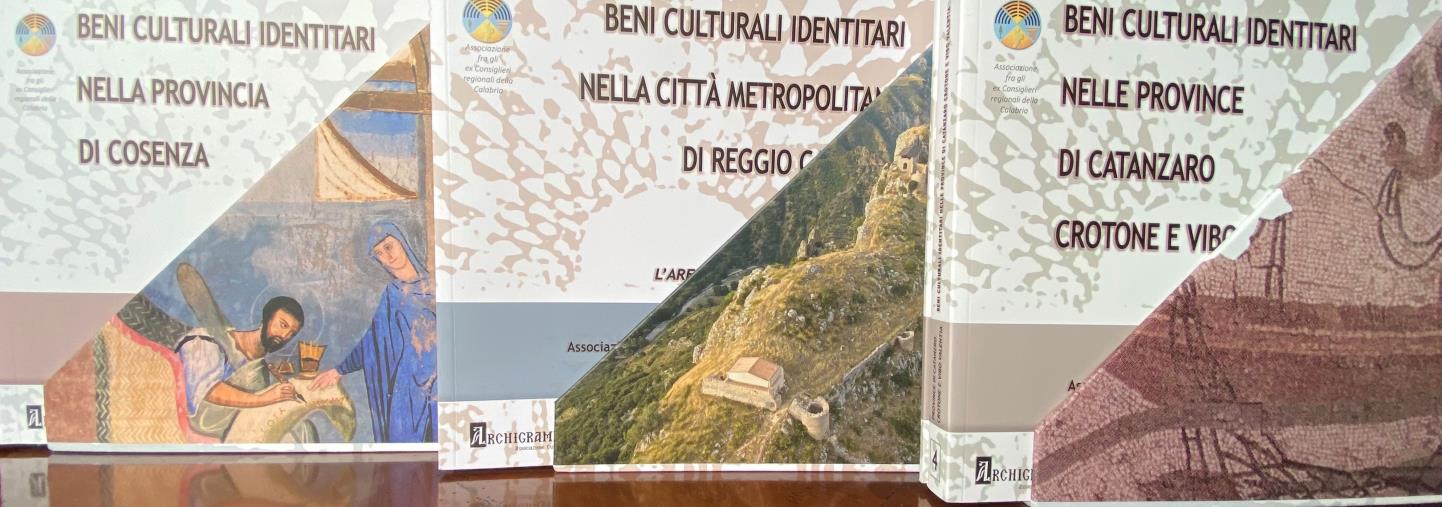 images Cosenza, l’Associazione fra ex consiglieri regionali dona alla Biblioteca i 6 tomi identitari nelle province calabresi