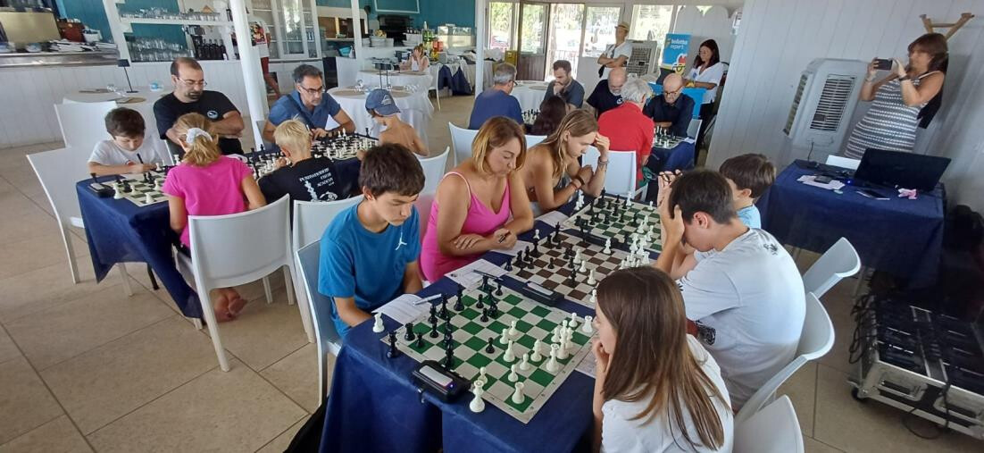 images A Catanzaro scacchi in riva al mare, tanti bambini appassionati continuano ad allenarsi e giocare d’estate