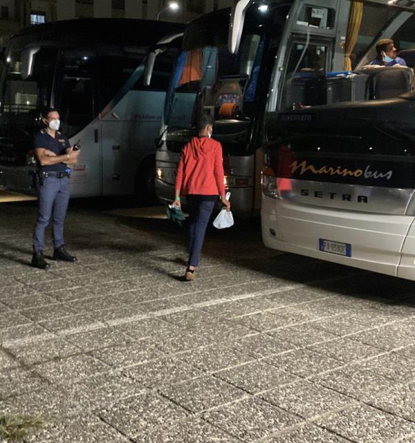 Sbarco a Catanzaro, 150 migranti trasferiti nei centri di accoglienza images Sbarco a Catanzaro, 150 migranti trasferiti nei centri di accoglienza