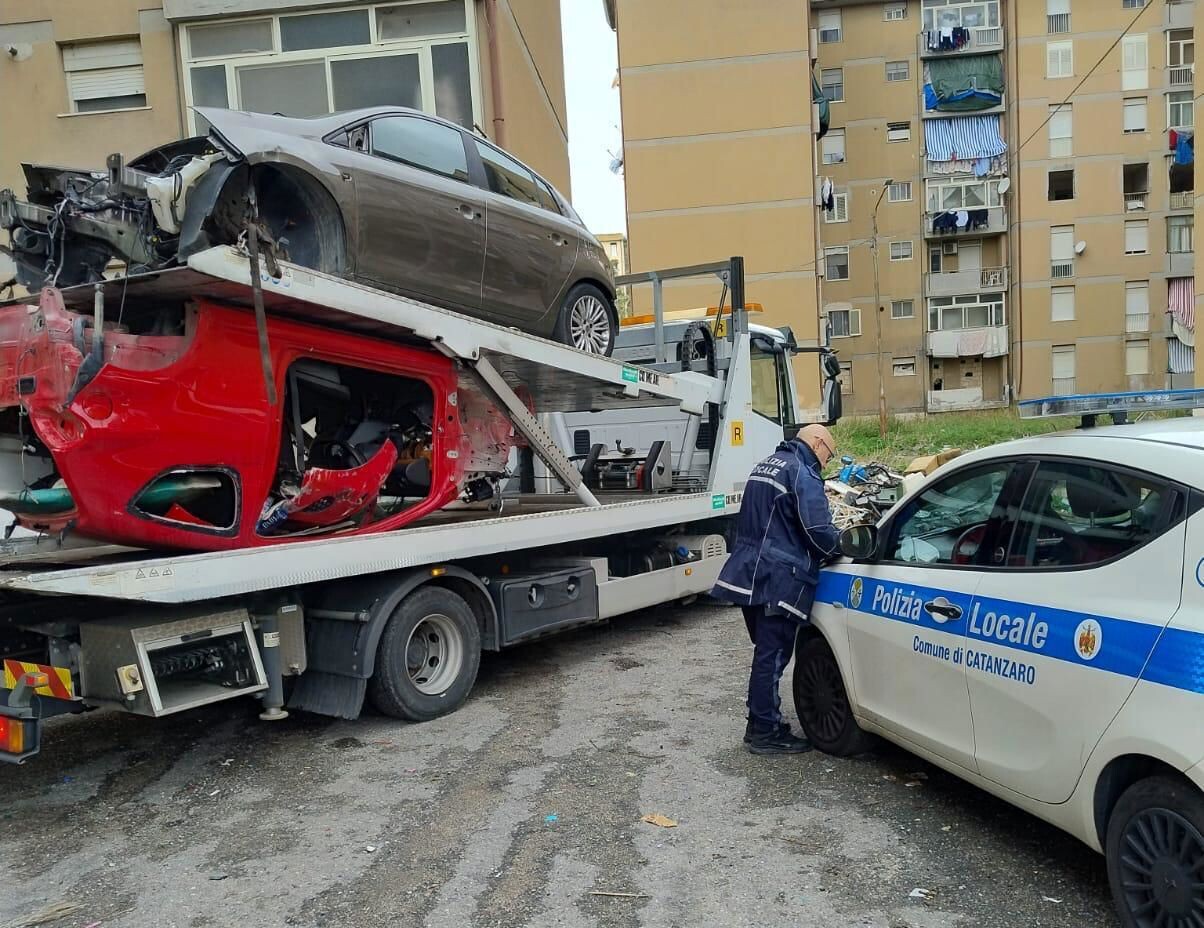images Catanzaro, la Polizia locale impegnata nella rimozione di auto abbandonate nella zona sud della città