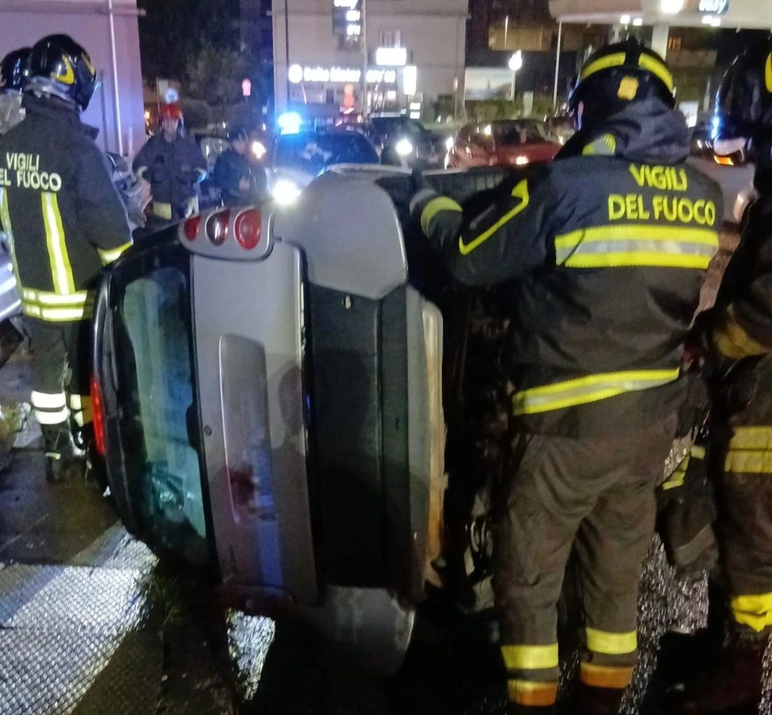 Catanzaro, perde il controllo della Smart e si ribalta su Viale de Filippis