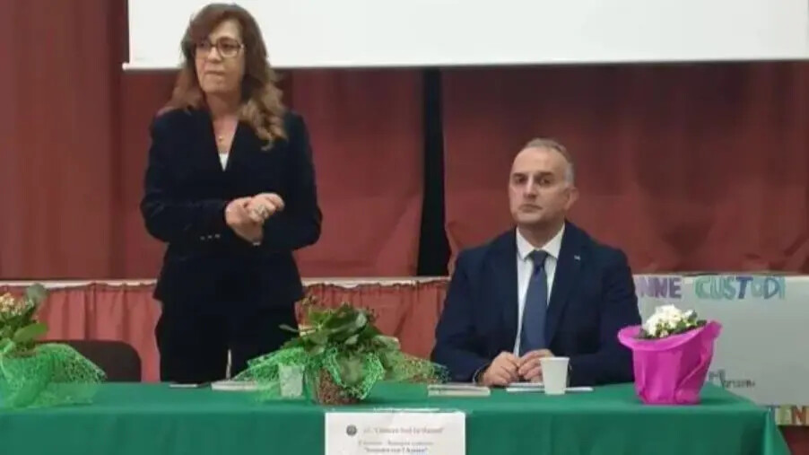 "Incontro con l'Autore", il libro di Marisa Manzini conclude la rassegna culturale dell'IC Catanzaro Nord Est Manzoni images "Incontro con l'Autore", il libro di Marisa Manzini conclude la rassegna culturale dell'IC Catanzaro Nord Est Manzoni