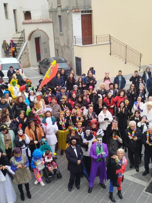 Il Gran Carnevale di Zagarise si trasforma in una bella festa di popolo tra maschere, majorettes, musica, balli e buffet images Il Gran Carnevale di Zagarise si trasforma in una bella festa di popolo tra maschere, majorettes, musica, balli e buffet
