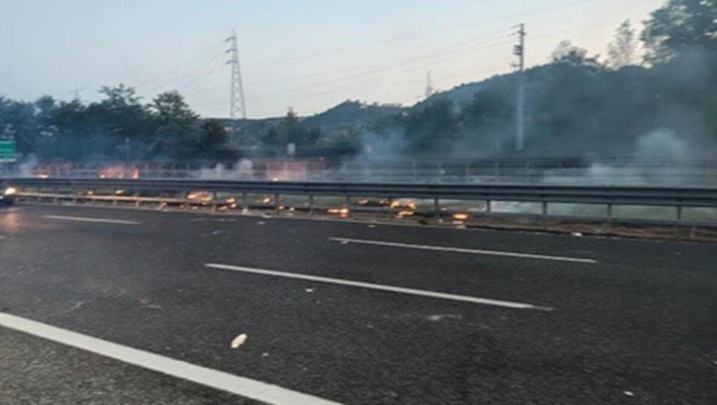 Sassaiola sull’A2, tifosi del Frosinone verso Catanzaro coinvolti negli scontri images Sassaiola sull’A2, tifosi del Frosinone verso Catanzaro coinvolti negli scontri