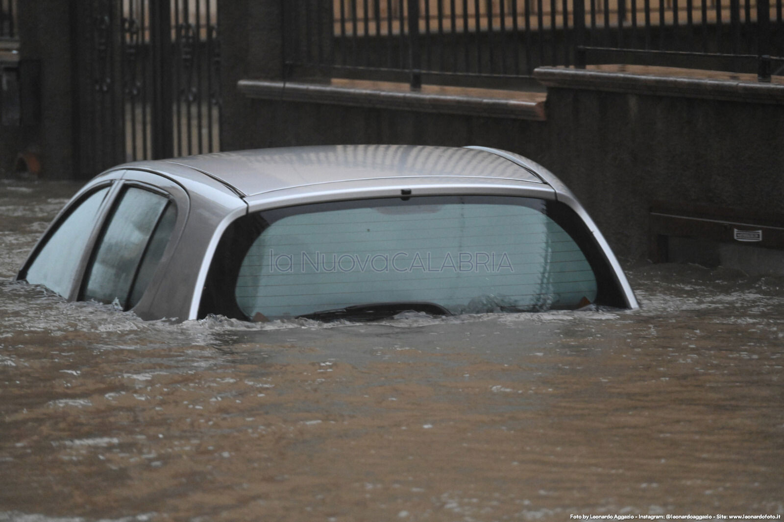 images Catanzaro, a Lido risveglio da incubo: la furia del mare si abbatte sul quartiere 