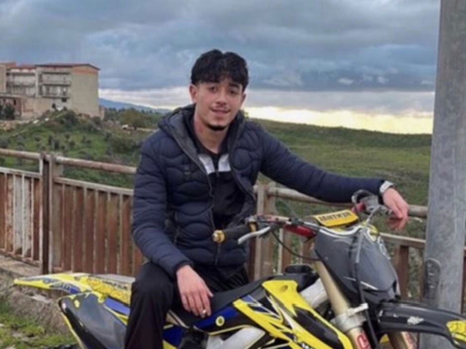 images Tragedia nella notte a Cutro, auto si schianta contro un albero: perde la vita un 18enne