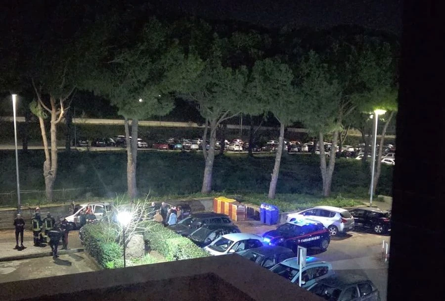 Catanzaro, auto in fiamme nel quartiere Corvo: accertamenti dei carabinieri (VIDEO)