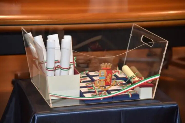 Commissariato di Lamezia Terme, premiato il personale in pensione images Commissariato di Lamezia Terme, premiato il personale in pensione