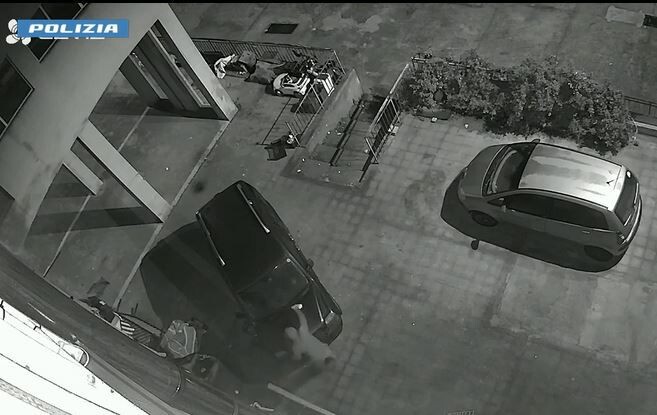 images Palmi, mette fuoco ad un'autovettura: arrestato un uomo di 56 anni