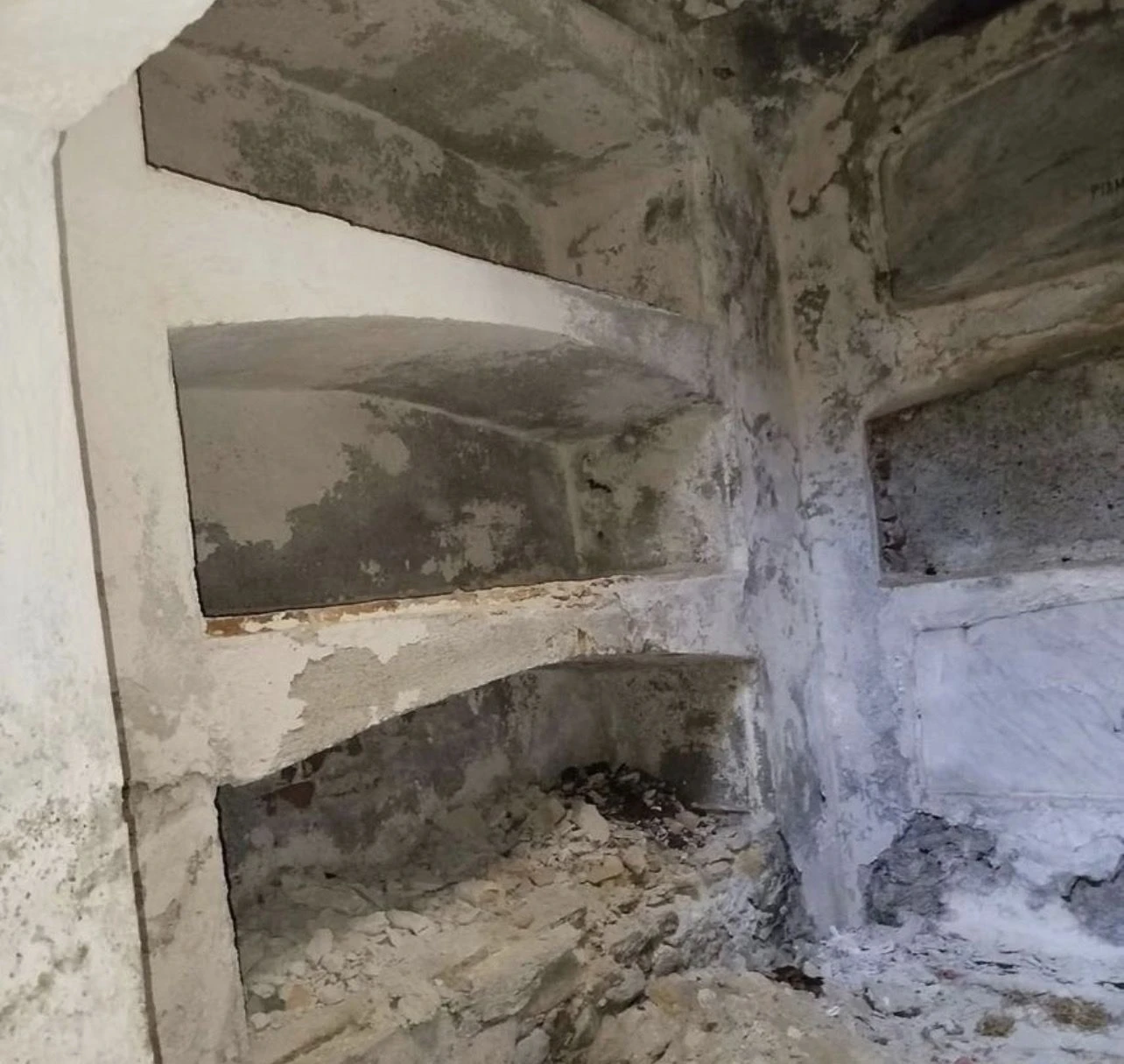 Catanzaro, catacombe del cimitero di via Paglia nel degrado: resti umani abbandonati in sacchetti di plastica