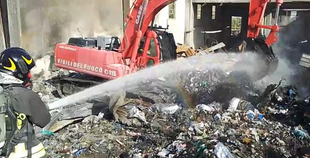 images Deposito in fiamme a Squillace. Il nuovo rogo domato dai vigili dopo 12 ore (VIDEO)