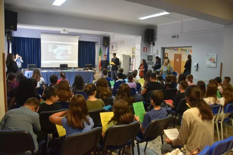 images Bullismo e cyberbullismo: incontro della Polizia con gli alunni di un Istituto Comprensivo di Catanzaro