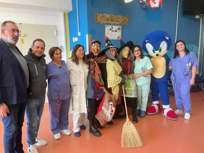 images La Ni.Mar. Costruzioni porta la Befana nel reparto di Pediatria e Chirurgia Pediatrica della Dulbecco