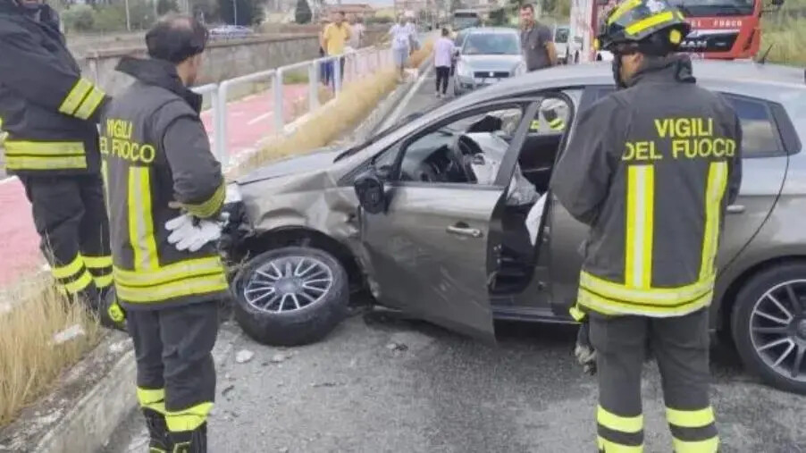 images Catanzaro, incidente tra due auto su viale Isonzo: due feriti