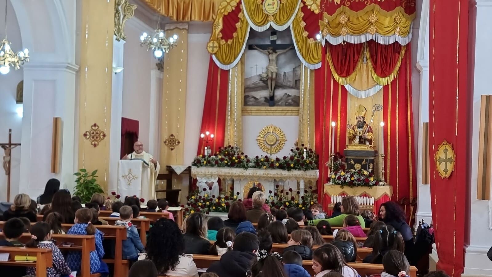 images La Chiesa matrice di Settingiano piena di bimbi per il Patrono San Martino