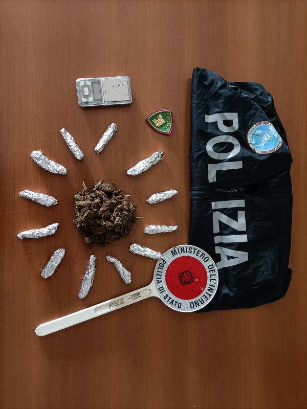 images Fabrizia. Nascondeva la marijuana sotto al cemento in casa: nei guai un 34enne