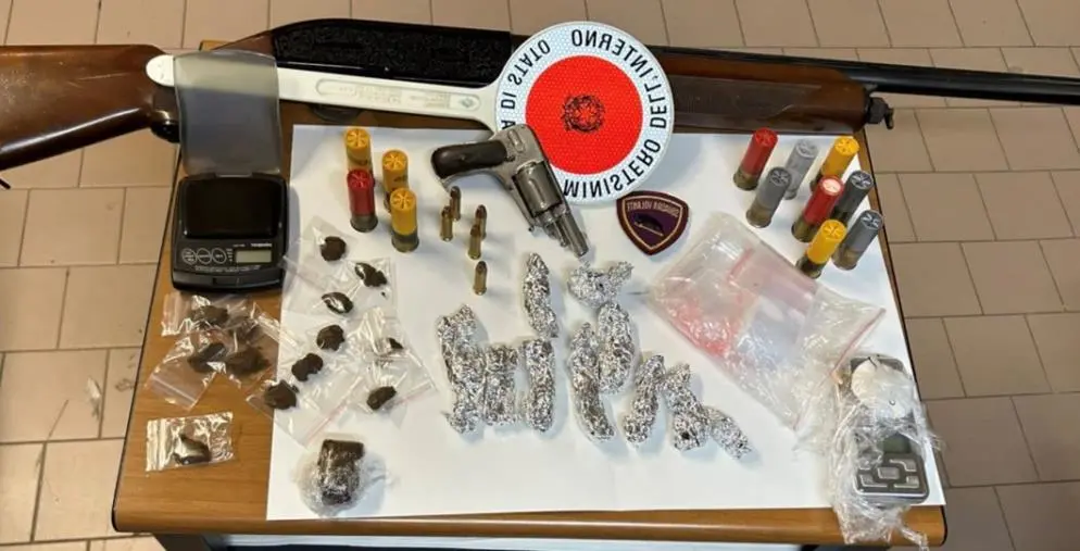 Crotone, in un condominio la Polizia trova droga, armi e munizioni  images Crotone, in un condominio la Polizia trova droga, armi e munizioni