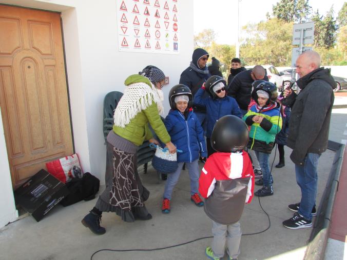 images La Befana lascia la scopa e fa un giro sulla mini car al Parco per l'Educazione Stradale di Cropani 