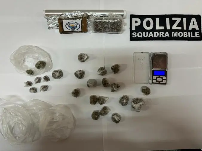 Droga confezionata per lo spaccio e bilancino: beccato dalla Polizia nel Vibonese images Droga confezionata per lo spaccio e bilancino: beccato dalla Polizia nel Vibonese