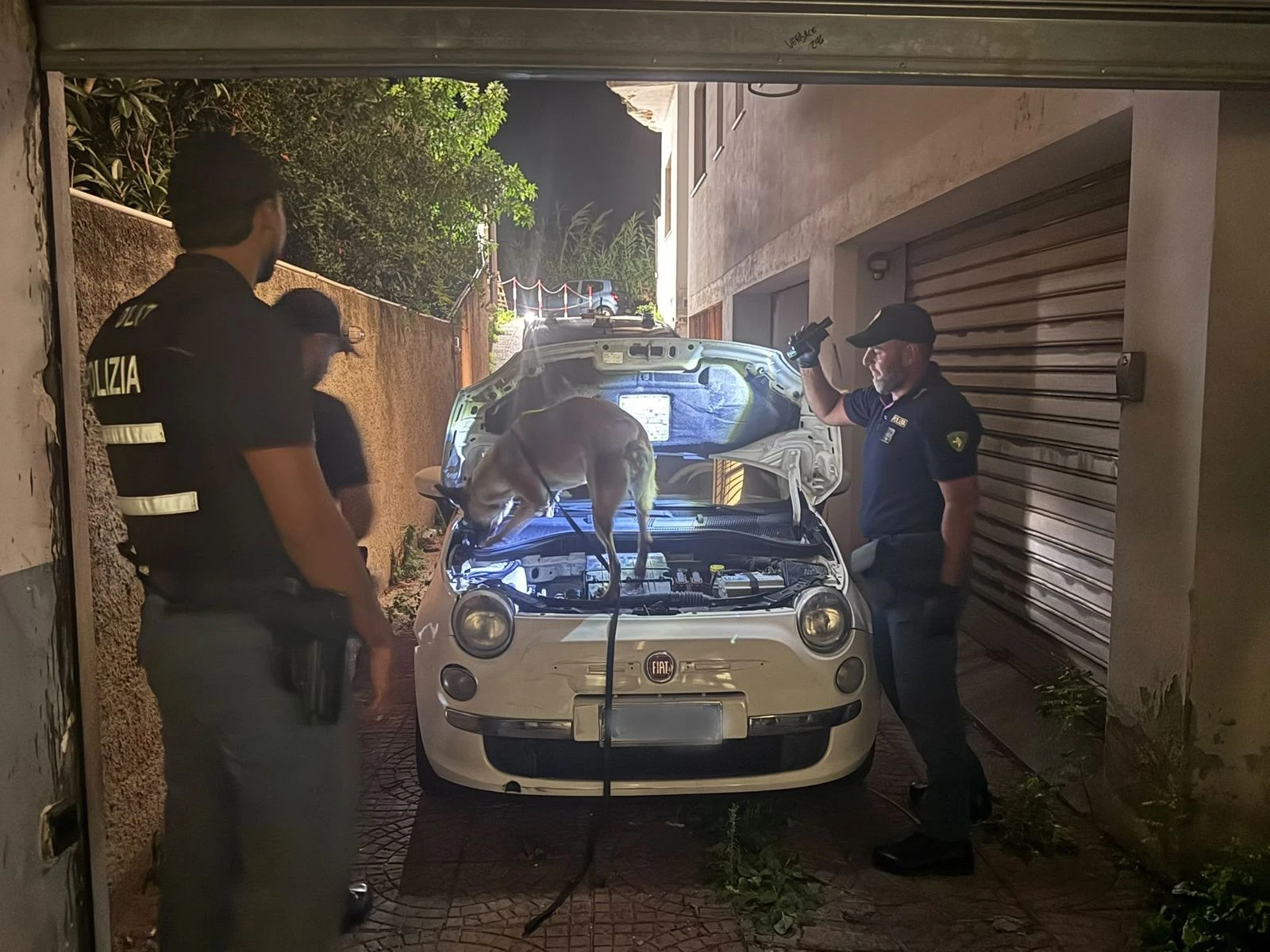 Un panetto di oltre un chilo di cocaina nascosto nell’auto: un arresto nel Reggino