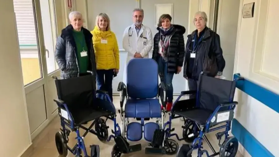Catanzaro, l'associazione Salute Donna ODV dona 3 sedie a rotelle all'Oncologia medica del "Ciaccio De Lellis" images Catanzaro, l'associazione Salute Donna ODV dona 3 sedie a rotelle all'Oncologia medica del "Ciaccio De Lellis"