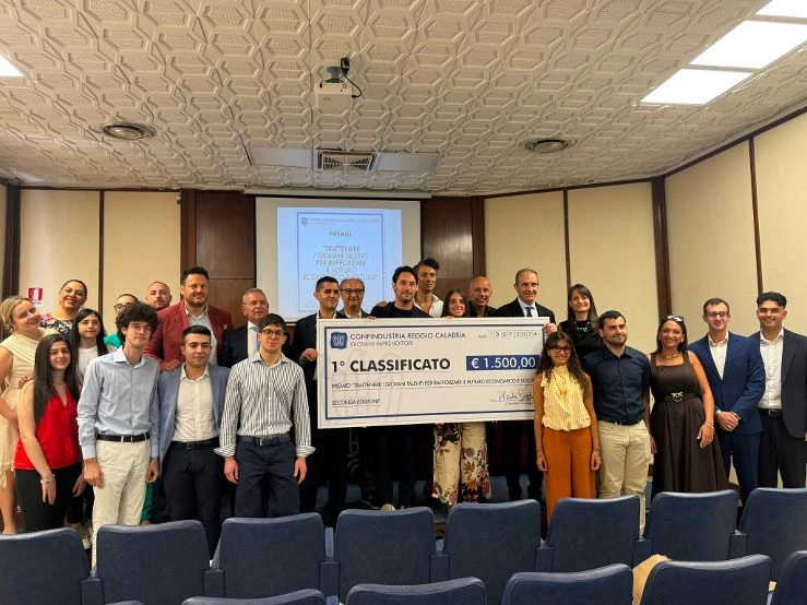 eeea53f9-2177-45d9-bea1-54bb2bf2ee2c_la-consegna-del-premio.-foto-di-gruppo.webp
