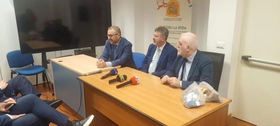 Presentato in Regione il progetto “Un Sacco in Comune”, Calabrese: “Calabria deve crescere in raccolta differenziata” images Presentato in Regione il progetto “Un Sacco in Comune”, Calabrese: “Calabria deve crescere in raccolta differenziata”
