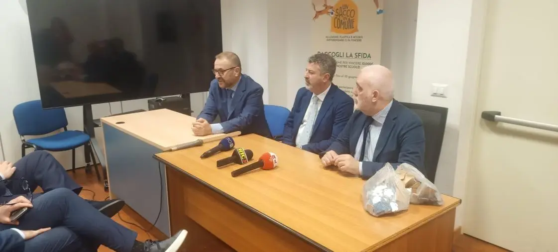 images Presentato in Regione il progetto “Un Sacco in Comune”, Calabrese: “Calabria deve crescere in raccolta differenziata”