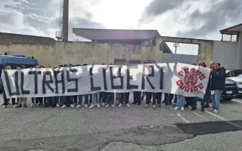 I tifosi reggiani omaggiano gli ultras catanzaresi ma lo striscione non viene fatto esporre images I tifosi reggiani omaggiano gli ultras catanzaresi ma lo striscione non viene fatto esporre