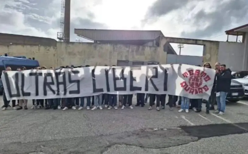 I tifosi reggiani omaggiano gli ultras catanzaresi ma lo striscione non viene fatto esporre images I tifosi reggiani omaggiano gli ultras catanzaresi ma lo striscione non viene fatto esporre