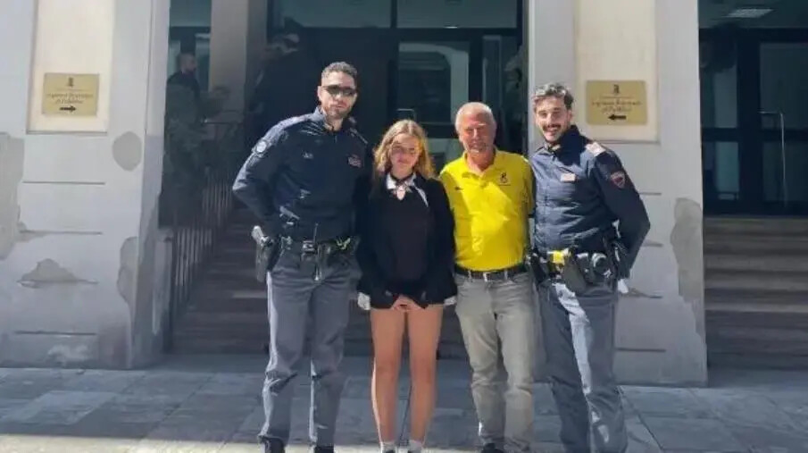 images Reggio, turista derubata in spiaggia, la Polizia recupera la borsa in meno di mezz’ora