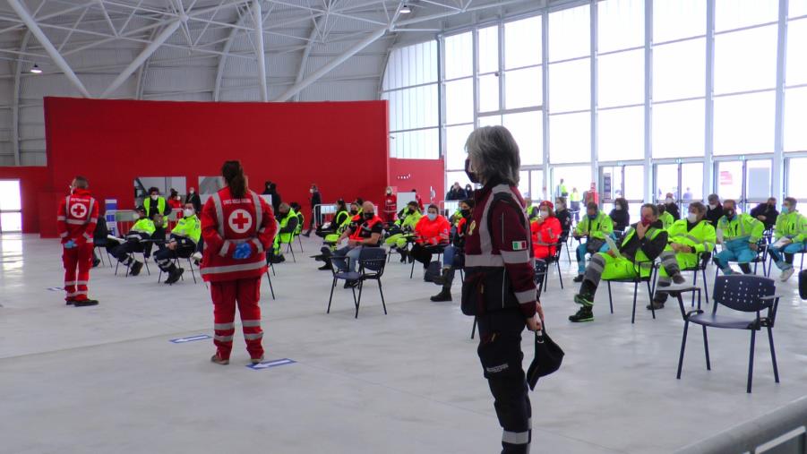 Ente Fiera. I dati della prima giornata: prima dose a 370 su 500 prenotati. In 80 non si presentano images Ente Fiera. I dati della prima giornata: prima dose a 370 su 500 prenotati. In 80 non si presentano