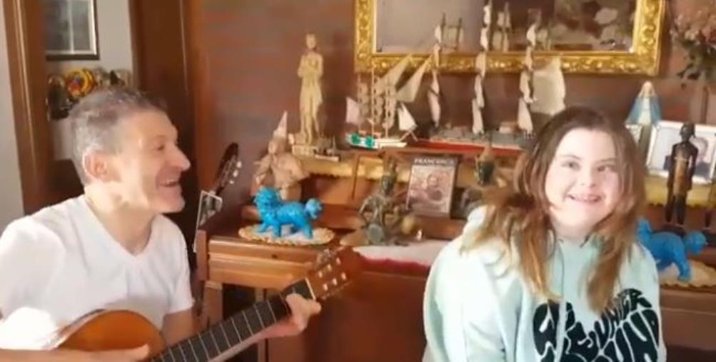 #iorestoacasa Enzo e Francesca cantano "Buonanotte ai suonatori"