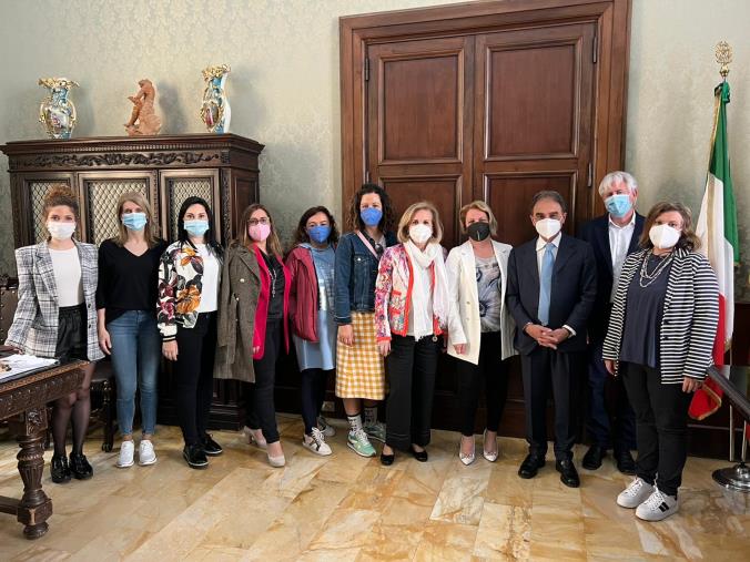 Catanzaro, ponte fra la scuola italiana e quella spagnola: docenti e dirigenti ricevuti dal sindaco e dall'assessore Carrozza  images Catanzaro, ponte fra la scuola italiana e quella spagnola: docenti e dirigenti ricevuti dal sindaco e dall'assessore Carrozza