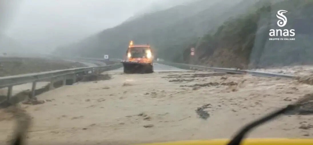 images Esondato il torrente Bilotta, nel Cosentino: transito a senso unico alternato sulla Ss. 177 in direzione Longobucco