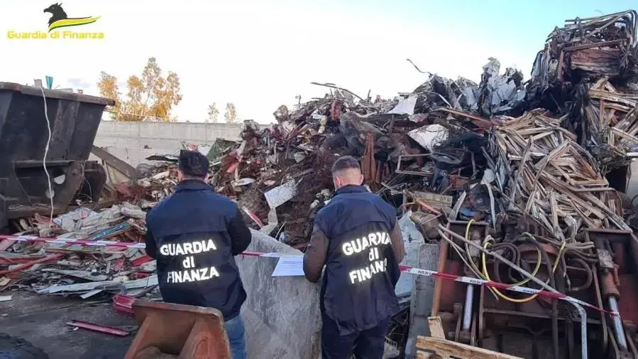 Lamezia Terme, sequestrata una discarica abusiva di rifiuti speciali images Lamezia Terme, sequestrata una discarica abusiva di rifiuti speciali