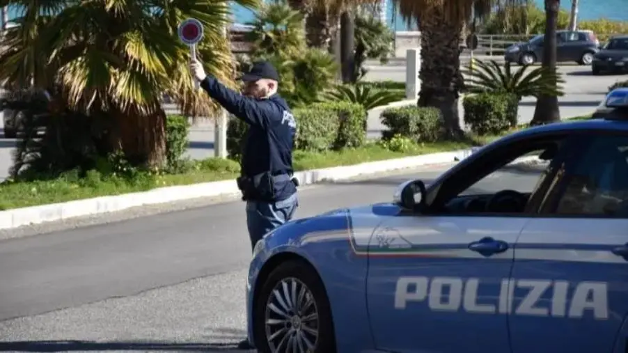 images Crotone, danneggia auto in sosta e aggredisce i poliziotti: arrestato