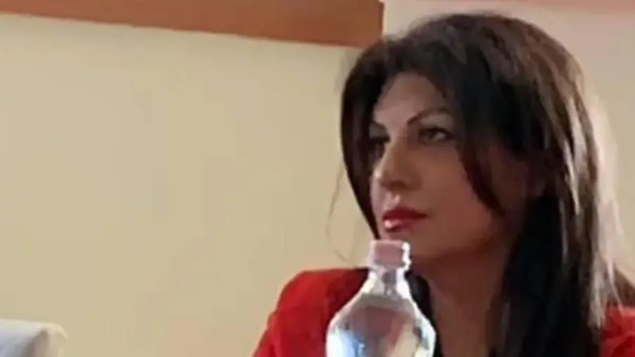 images Primo giorno di scuola con “sorpresa” all’IIS Petrucci Ferraris Maresca: una barca nel cortile