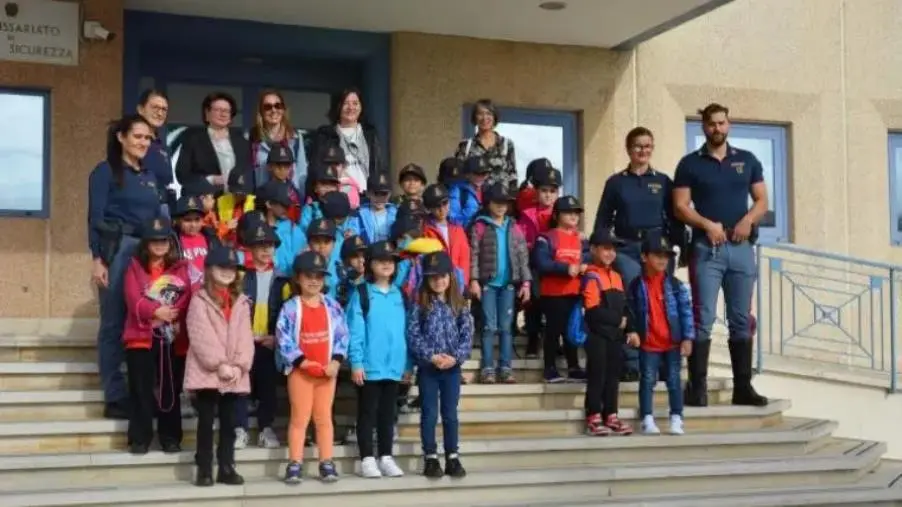 images Lamezia Terme, gli alunni della Primaria “Manzoni-Augruso” visitano il Commissariato della Polizia  