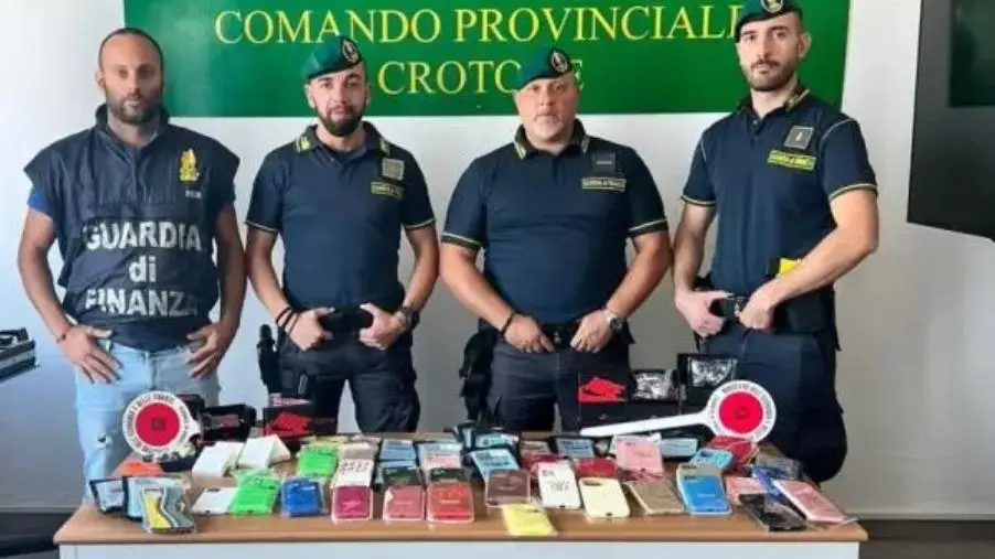 images Operazione “halloween sicuro” a Crotone, sequestro di oltre 50mila prodotti non conformi e due denunce