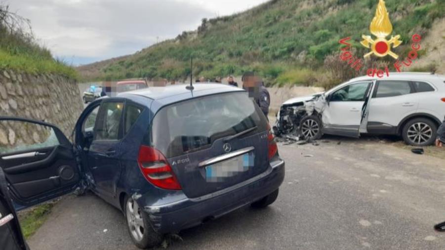 Scontro sulla Provinciale per Botricello e Marcedusa: tre feriti images Scontro sulla Provinciale per Botricello e Marcedusa: tre feriti