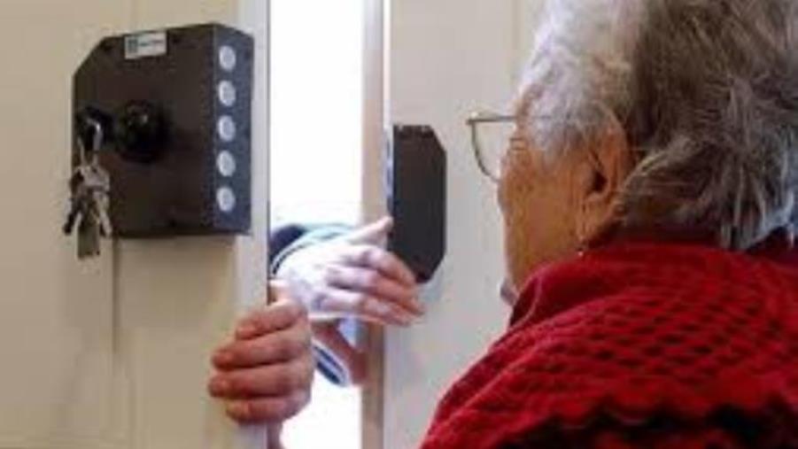 images Truffa a Catanzaro, consegna soldi e fedi all'amico del falso nipote: "Era alto e grosso"