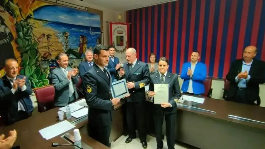 images Naufragio Cutro: il Comune Botricello conferisce l'encomio solenne alla Capitaneria di Porto di Crotone 