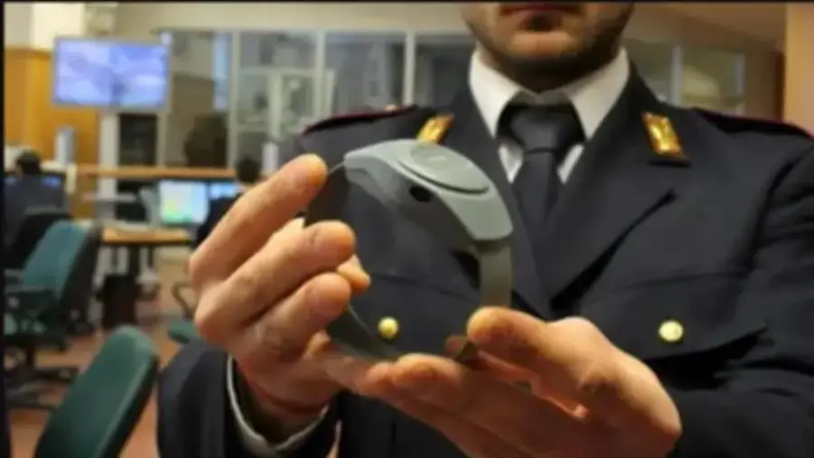 images Cosenza. Donna perseguita l'ex, divieto di avvicinamento e braccialetto elettronico

