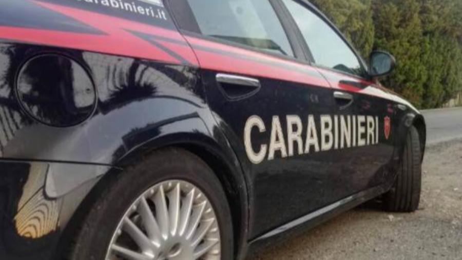 Proiettili e bottiglia con benzina davanti a un negozio nel Cosentino: indagano i carabinieri images Proiettili e bottiglia con benzina davanti a un negozio nel Cosentino: indagano i carabinieri